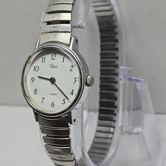 Womens Vintage Timex 22mm Watch Silver Tone Round Stretch Band New Battery - Picture 2 of 12
